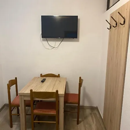 Youth Nika Ostello *